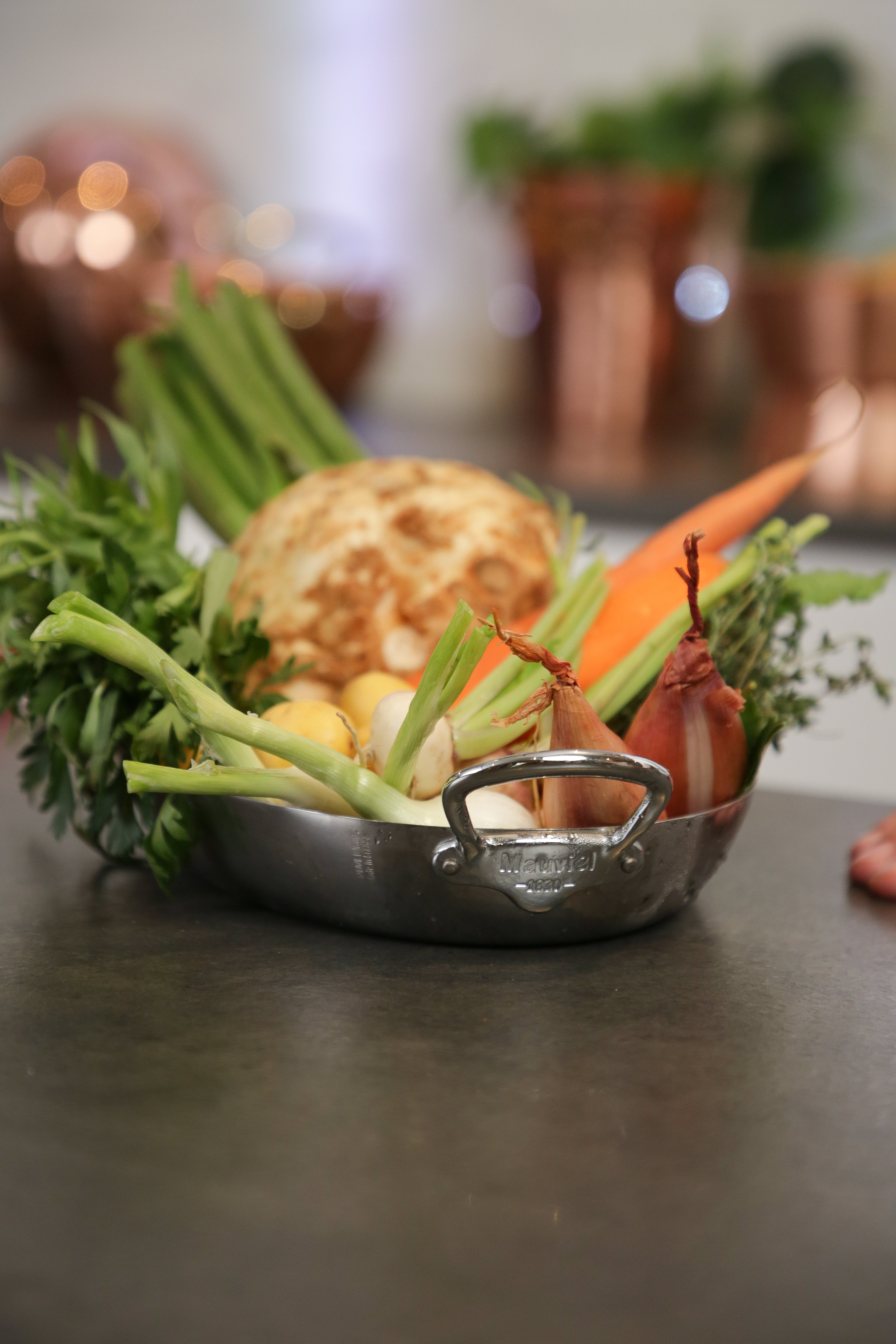 Mauviel M'COOK 5-Ply Oval Pan With Cast Stainless Steel Handles, 13.8-In